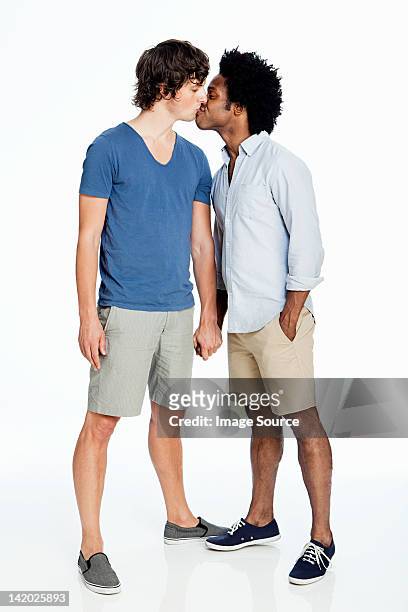 gay paar küssen gegen weißer hintergrund - studio kiss stock-fotos und bilder