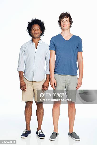 pareja gay de pie contra fondo blanco - pantalón corto fotografías e imágenes de stock