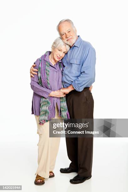 altes paar umarmen auf weißem hintergrund - verlangen verhalten und emotionen stock-fotos und bilder