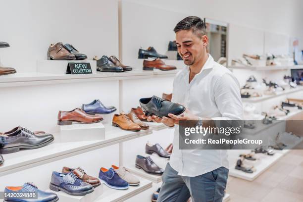 me encanta esta nueva colección - zapatería fotografías e imágenes de stock