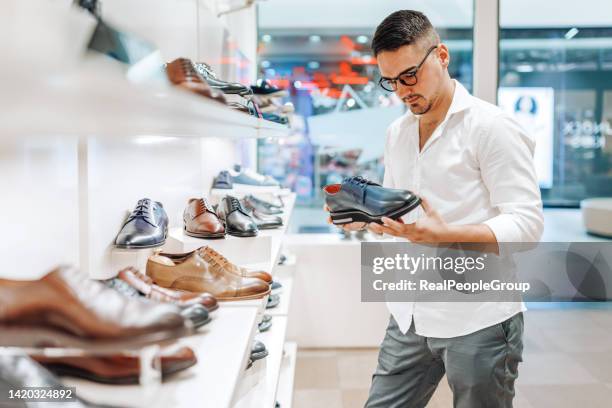 comprar un nuevo par de zapatos - zapatería fotografías e imágenes de stock