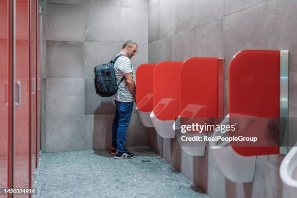 this restroom is very clean - pistas stockfoto's en -beelden