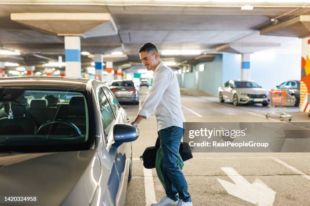 no puedo esperar para comenzar mi viaje - car park fotografías e imágenes de stock