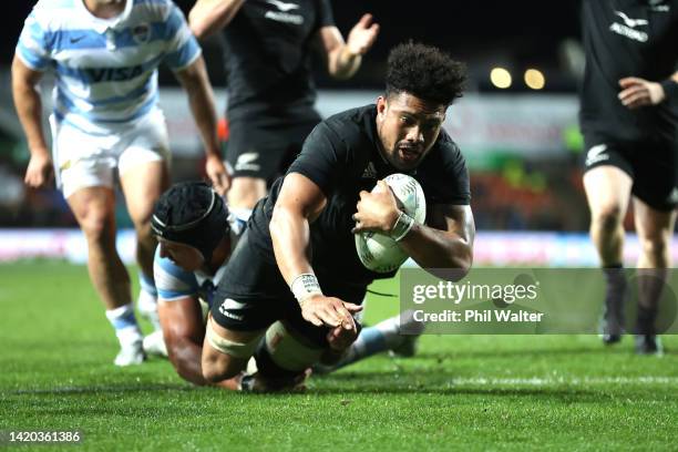 Ardie Savea of the New Zealand All Blacks scores a try during The Rugby Championship match between the New Zealand All Blacks and Argentina Pumas at...