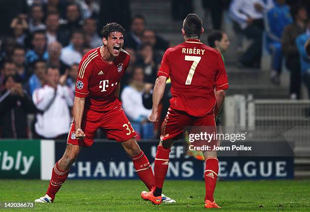 Mario Gomez of Muenchen celebrates with his team mate Franck Ribery after scoring his team's first goal during the UEFA Champions League Quarter...