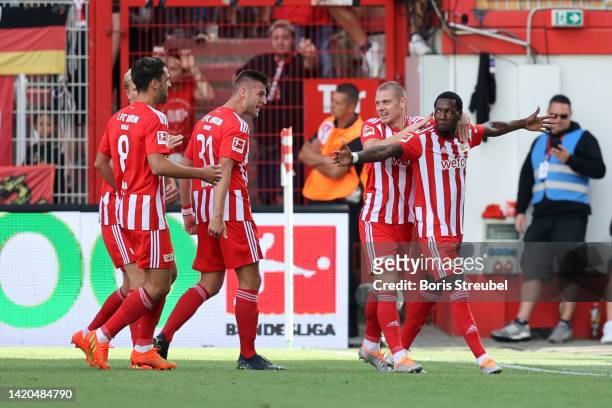 Sheraldo Becker of FC Union Berlin celebrates with teammates after scoring their team's first goal during the Bundesliga match between 1. FC Union...