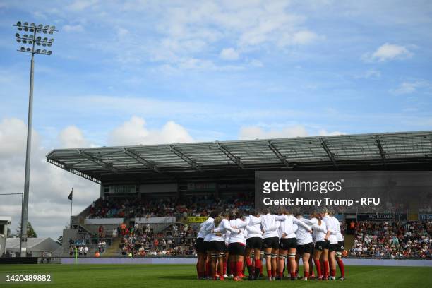 Players of England huddle prior to kick off of the Women's International rugby match between England Red Roses and United States at Sandy Park on...