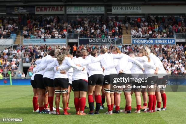 Players of England huddle prior to kick off of the Women's International rugby match between England Red Roses and United States at Sandy Park on...