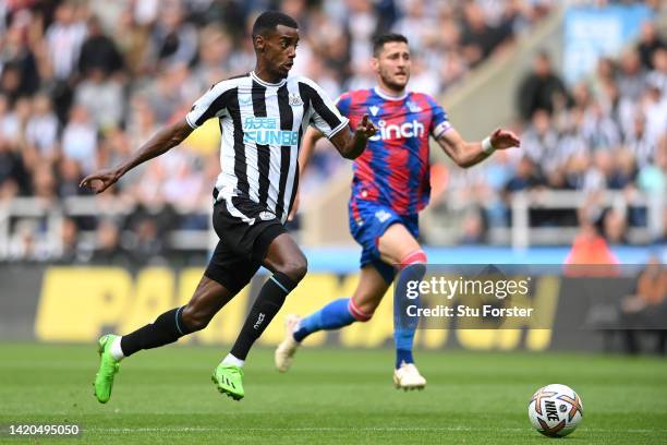 Alexander Isak of Newcastle United runs with the ball during the Premier League match between Newcastle United and Crystal Palace at St. James Park...