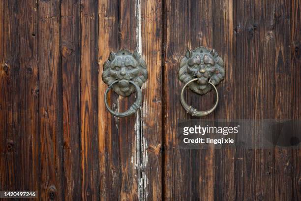 lion head door handle on wooden door - door knocker stock pictures, royalty-free photos & images