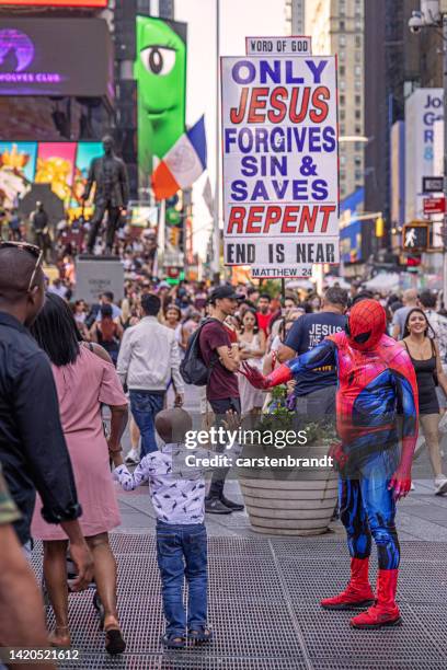 kid gibt spiderman ein high five - spiderman pose stock-fotos und bilder