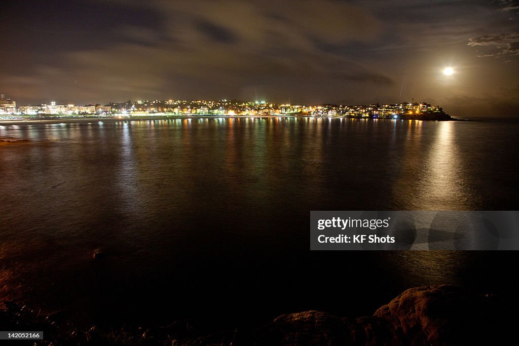 Moon rise over Bondi