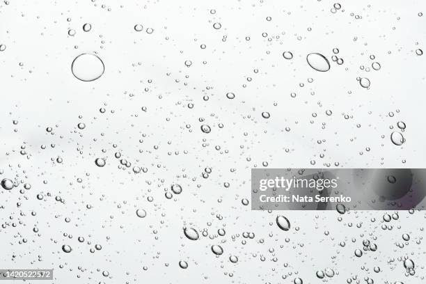 close up macro aloe vera gel cosmetic texture white background with bubbles. - burbuja fotografías e imágenes de stock