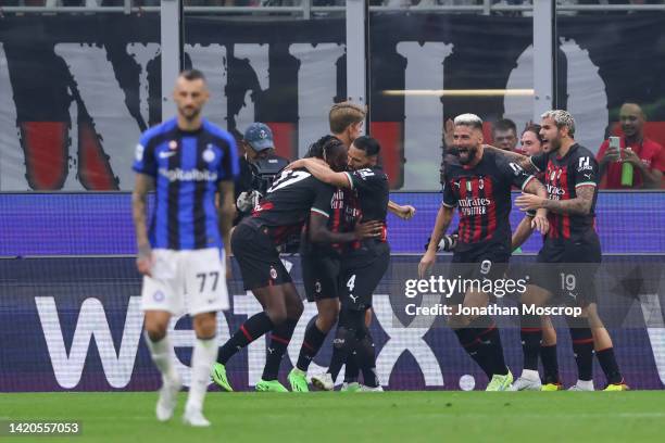 Olivier Giroud of AC Milan celebrates with team mates after scoring to give the side a 2-1 lead during the Serie A match between AC Milan and FC...