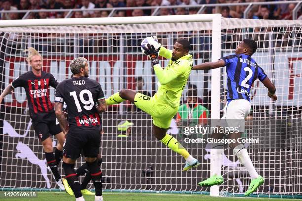 Mike Maignan of AC Milan in action during the Serie A match between AC Milan and FC Internazionale at Stadio Giuseppe Meazza on September 03, 2022 in...