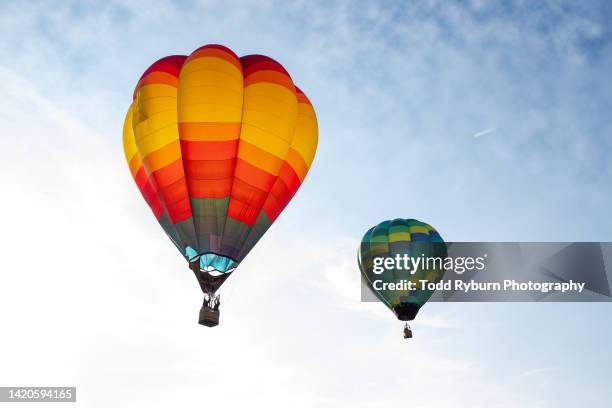 two hot air balloons - 気球 ストックフォトと画像