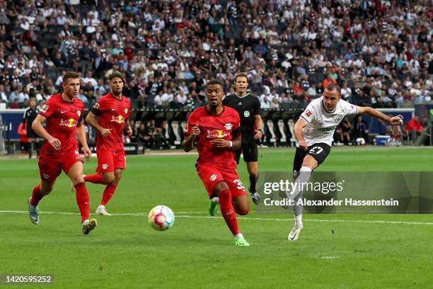 Mario Götze of Frankfurt runs with the ball during the Bundesliga match between Eintracht Frankfurt and RB Leipzig at Deutsche Bank Park on September...