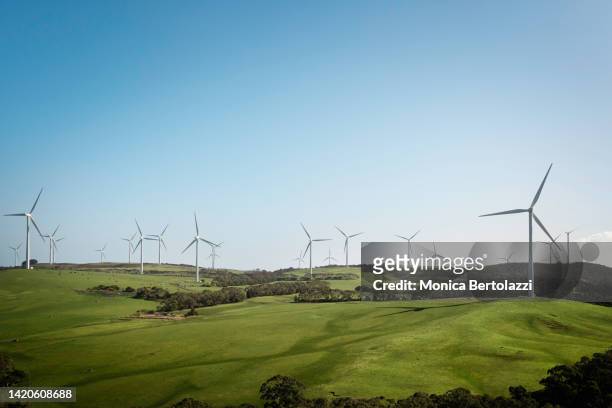 wind mills farm creating renewable energy - wind farm australia fotografías e imágenes de stock