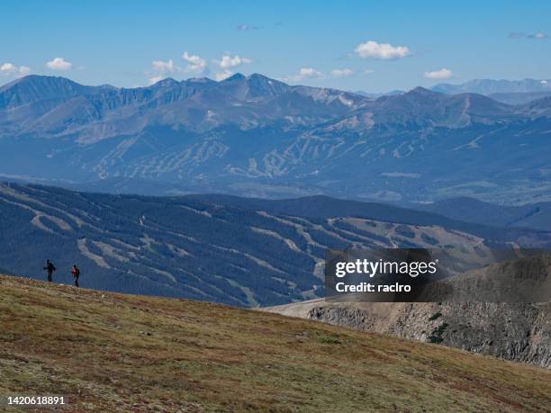 zwei wanderer hoch in den colorado mountains, keystone und breckenridge skigebiete dahinter. - keystone stock-fotos und bilder
