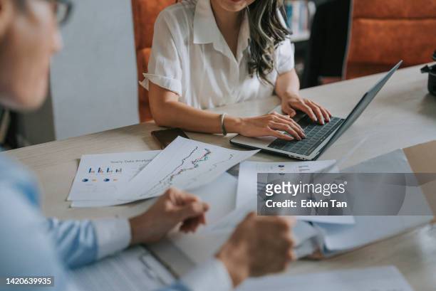 close up high angle asian businesswoman working with her coworker in meeting room - förklara bildbanksfoton och bilder