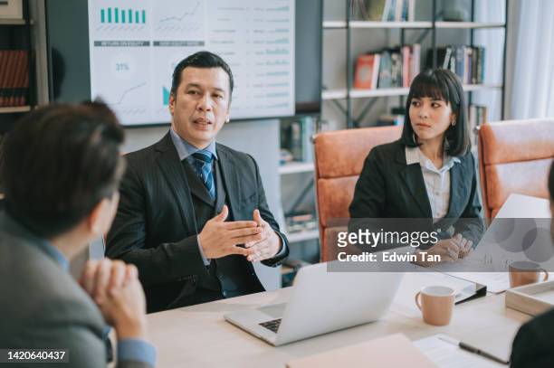 asian businessman briefing to his coworker on business plan in meeting room - managing director 個照片及圖片檔