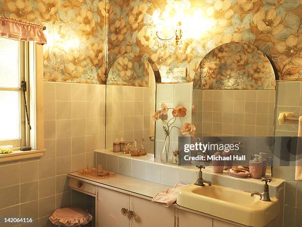 retro house interior bathroom - the art of spiegel stock-fotos und bilder