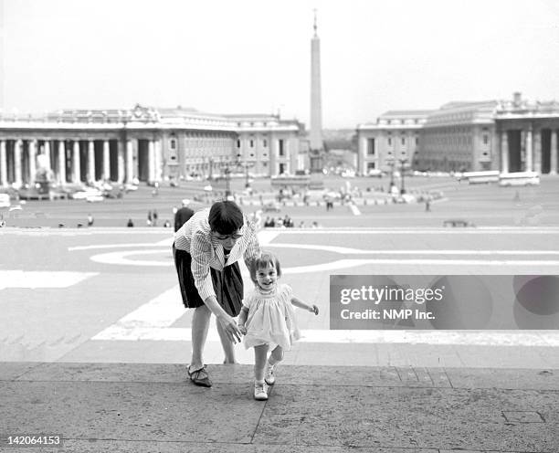 mother and child st peter's square - 1960s baby stockfoto's en -beelden