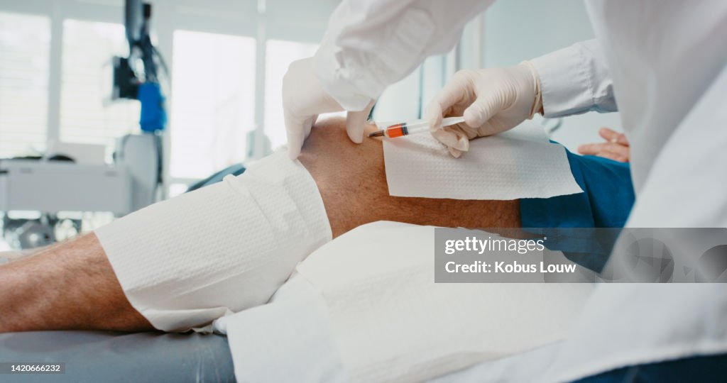 Gesundheitswesen, Arzt und Medizin für Knieschmerzen Verletzungen durch Unfall. Medizinische Hilfe zur Gelenkrehabilitation und Beratung von Menschen. Patienteninjektion zur Wiederherstellung der Entzündung nach der Operation im Krankenhaus.