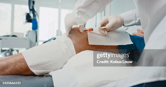 Gesundheitswesen, Arzt und Medizin für Knieschmerzen Verletzungen durch Unfall. Medizinische Hilfe zur Gelenkrehabilitation und Beratung von Menschen. Patienteninjektion zur Wiederherstellung der Entzündung nach der Operation im Krankenhaus. Gesundheitswesen, Arzt und Medizin für Knieschmerzen Verletzungen durch Unfall. Medizinische Hilfe zur Gelenkrehabilitation und Beratung von Menschen. Patienteninjektion zur Wiederherstellung der Entzündung nach der Operation im Krankenhaus.