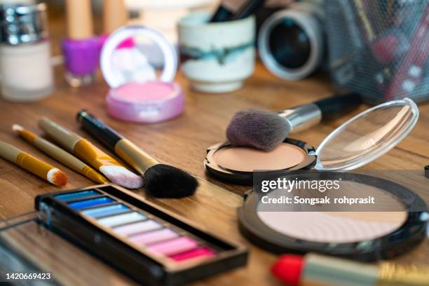 makeup brush and decorative cosmetics - bühnenschminke stock-fotos und bilder