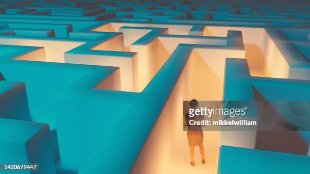 frau auf der suche nach einem weg, dem labyrinth zu entkommen - maze stock-fotos und bilder
