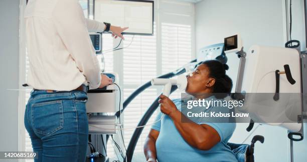 médico que realiza pruebas de función pulmonar de pacientes femeninas, evaluación de espirometría en hospital médico y atención médica pulmonar. examen de neumonía por covid o asma del equipo respiratorio del sistema respiratorio. - sistema-cardiopulmonar-humano fotografías e imágenes de stock