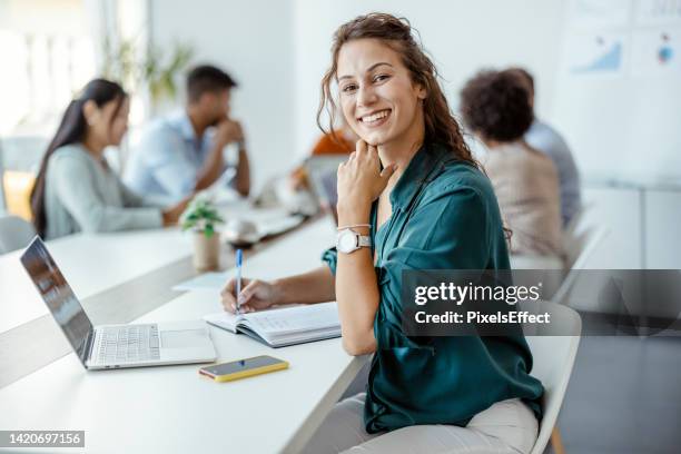 leadership, gestionnaire et chef d’équipe - employée photos et images de collection