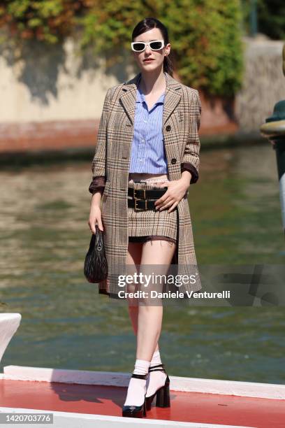 Rachel Brosnahan arrives at the Hotel Excelsior during the 79th Venice International Film Festival on September 04, 2022 in Venice, Italy.