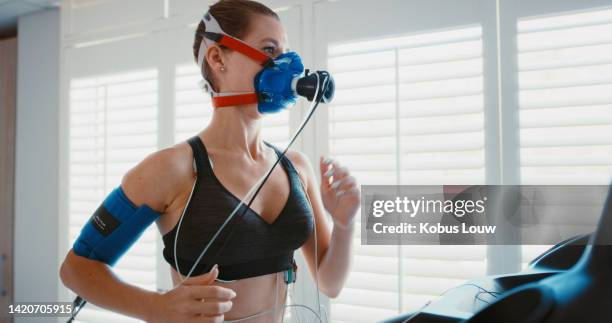 vo2 maxトレーニングマスクは、彼女の健康とウェルネスを監視するために生理学でのトレーニング中にフィットネスのために運動する若いアスリートと。有酸素運動、持久力、医療検査と保険 - 人体実験 ストックフォトと画像