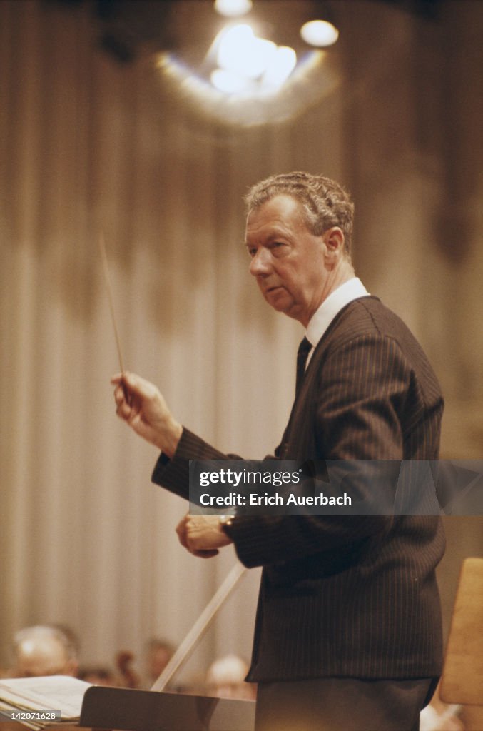 Benjamin Riten English composer Benjamin Britten conducting, circa 1965. News Photo ...