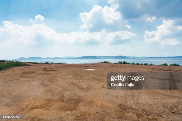 dirt road by sea - observation point imagens e fotografias de stock