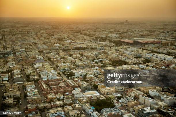 riyadh al tramonto - riyadh foto e immagini stock