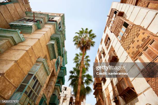 traditionelle wohngebäude und palmen in al-balad - jeddah stock-fotos und bilder