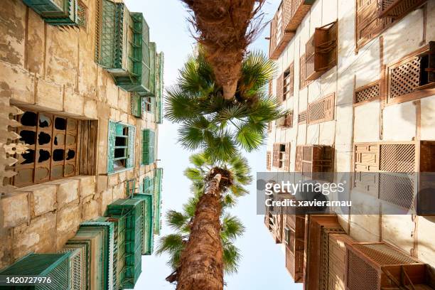 vernacular architecture and palm trees in al-balad, jeddah - jiddah stockfoto's en -beelden