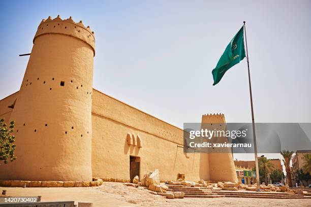 exterior of al masmak palace museum, riyadh - saudi arabian flag stockfoto's en -beelden
