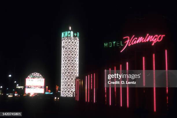 1960's vegas flamingo hotel and casino sign - flamingo las vegas stockfoto's en -beelden