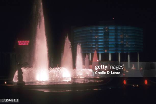 historic caesar's palace fountains and casino sign - las vegas fountain stock pictures, royalty-free photos & images