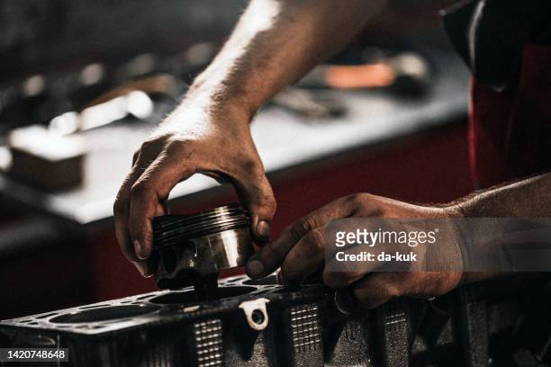 reparando pistões do motor na oficina de reparos de automóveis - pistão - fotografias e filmes do acervo