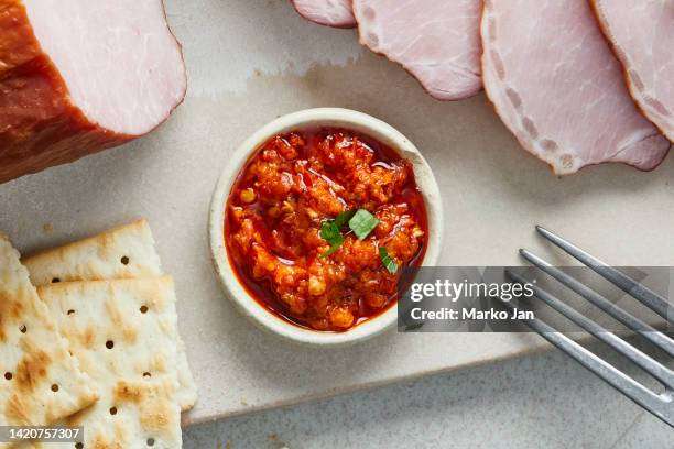 heiße salsa in einer kleinen schüssel mit schinken und brot - pikante sauce stock-fotos und bilder