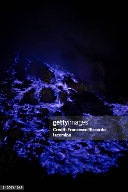 blue flames in ijen crater volcano, java, indonesia - fire and brimstone stock-fotos und bilder