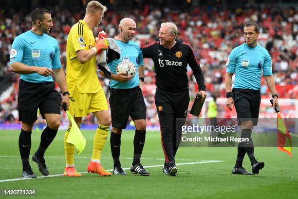 Steve McClaren, Assistant Coach of Manchester United and Aaron Ramsdale of Arsenal interact with Match Referee Paul Tierney at half time during the...