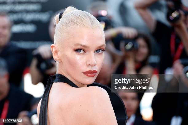 Stella Maxwell attends the "L'Immensità" red carpet at the 79th Venice International Film Festival on September 04, 2022 in Venice, Italy.