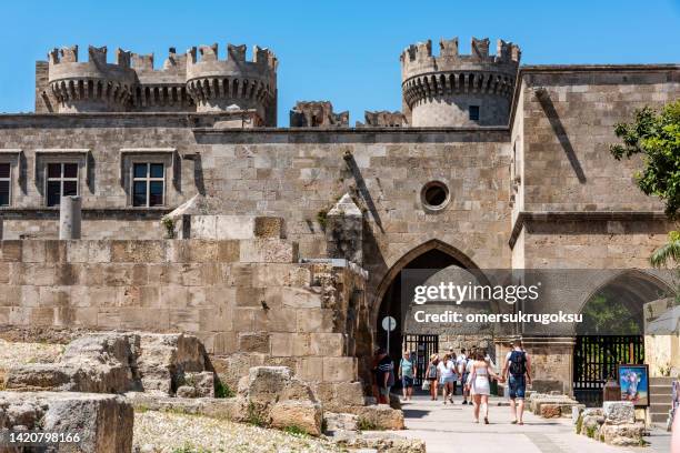 rhodes medieval knights palace in rhodos, greece - old castle entrance stockfoto's en -beelden