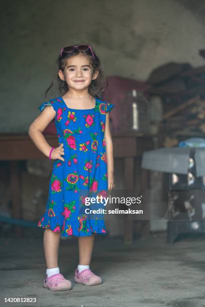 foto de menina pré-escolar usando vestido tradicional - kurdish girl - fotografias e filmes do acervo